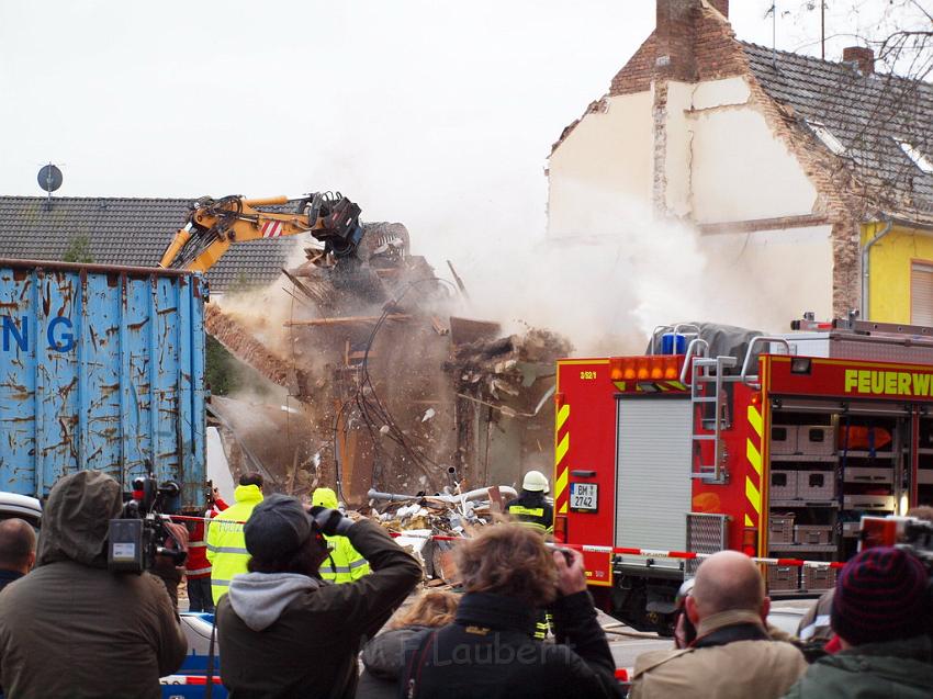 Hausexplosion Bruehl bei Koeln Pingsdorferstr P543.JPG